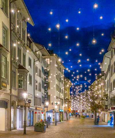 Vorstadt Schaffhausen mit Weihnachtsbeleuchtung zur Blauen Stunde