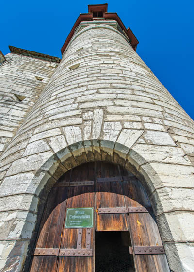 Munotturm mit Eingang im Rebberg